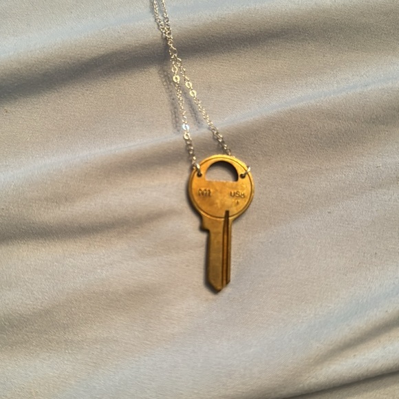 M1 USA KEY TAYLOR SWIFT KEY NECKLACE FEARLESS - Picture 2 of 4